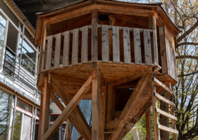 Hölzerner Spielturm im Garten von InKiTa Kindergarten