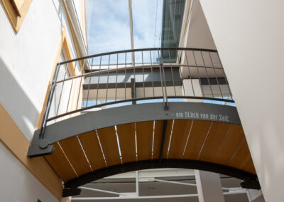 Brücke und großes Glasdachfenster im InKiTa Kindergarten