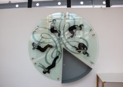 rundes Glas-/Metallkunstwerk zum reinsitzen im Foyer des InKiTa Kindergarten