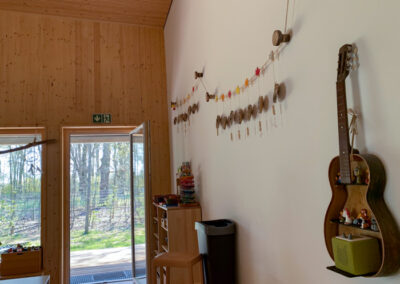 großer Raum Haus für Kinder mit Blick in den Naturgarten