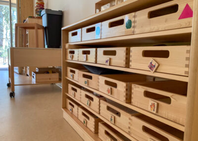 Organisations-Holz-Schubladen im Haus für Kinder