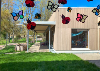Schmetterlinge als Fensterdeko im Haus für Kinder