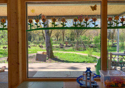 Blumendeko am Fenster im Haus für Kinder