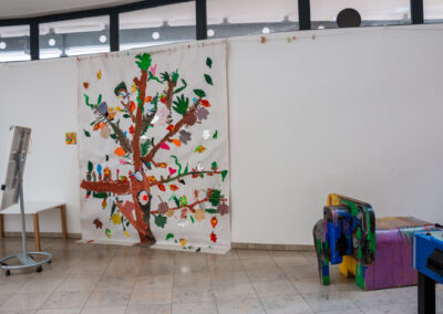 bunte Kunst mit Baumabbildung im Foyer des InKiTa Kindergarten