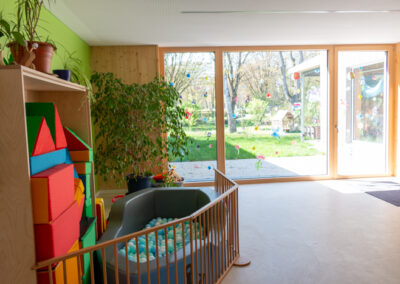 Bällebad mit Blick in den Naturgarten im Haus für Kinder