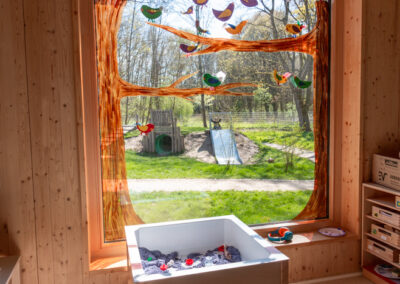 Spielsandkiste mit Blick auf den Naturgarten