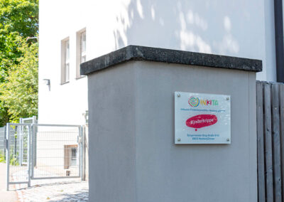 INKITA Kinderkrippe Einfahrt mit Schild