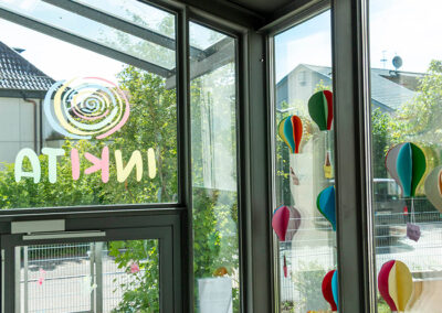 INKITA Kinderkrippe heller Glas-Eingang